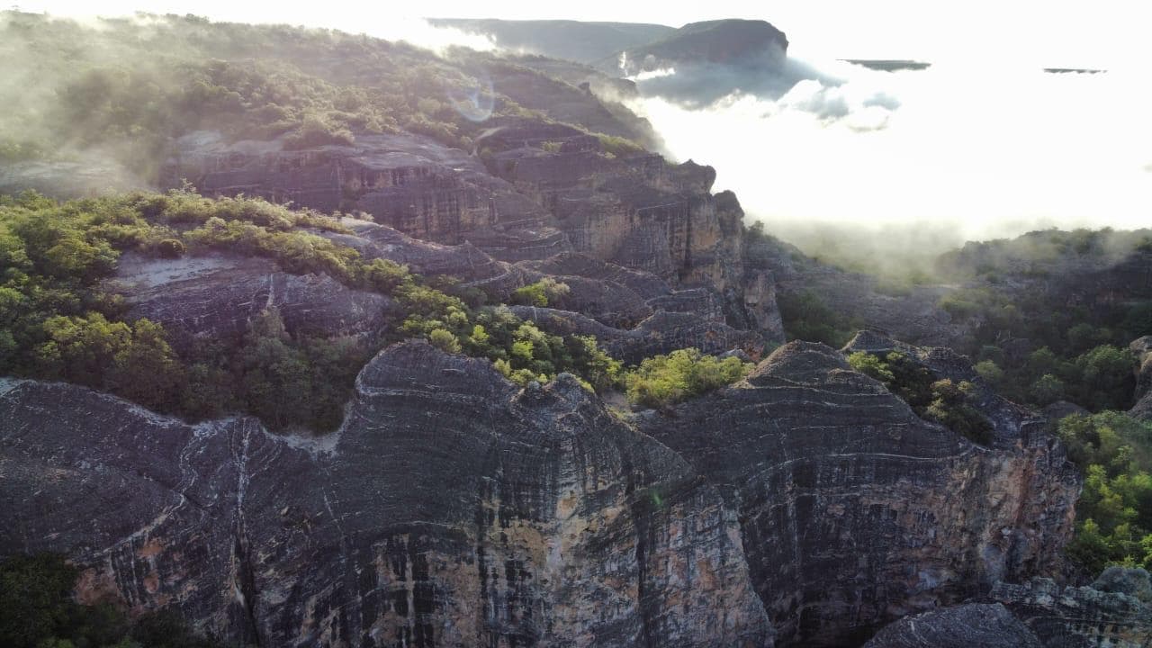 Vista de dentro da barraca mostrando o Sitio João Pimenta