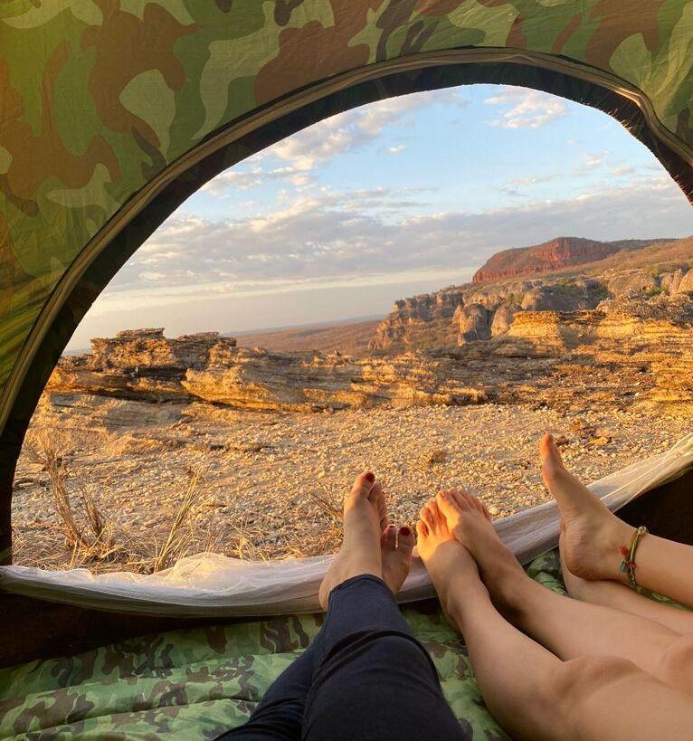 Vista do camping entre as formações rochosas